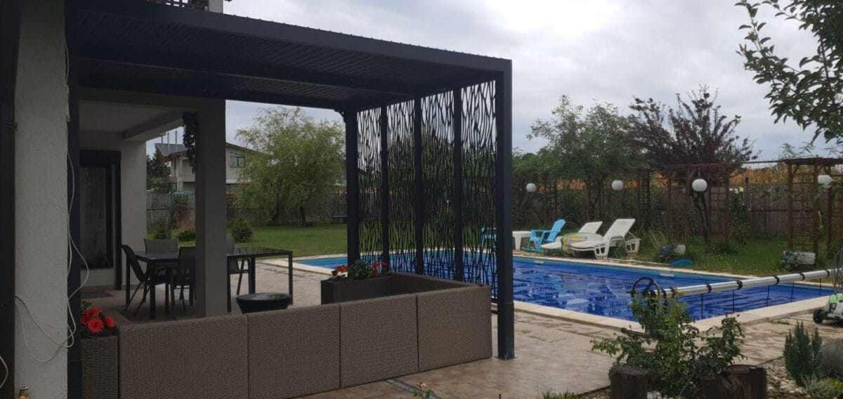 Realizovaná černá pergola v zahradní zóně u bazénu